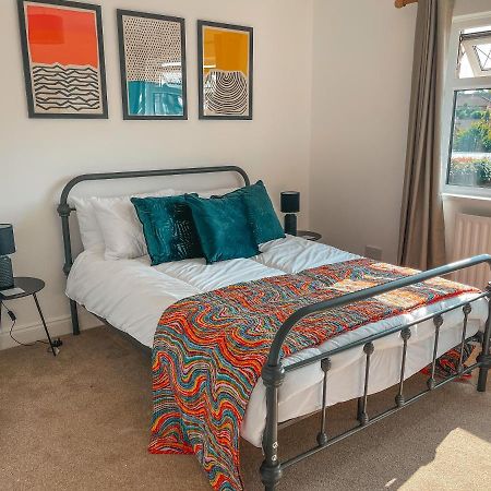 Staybynumbers - Spacious Three Bed House Royal Hillsborough Exterior photo