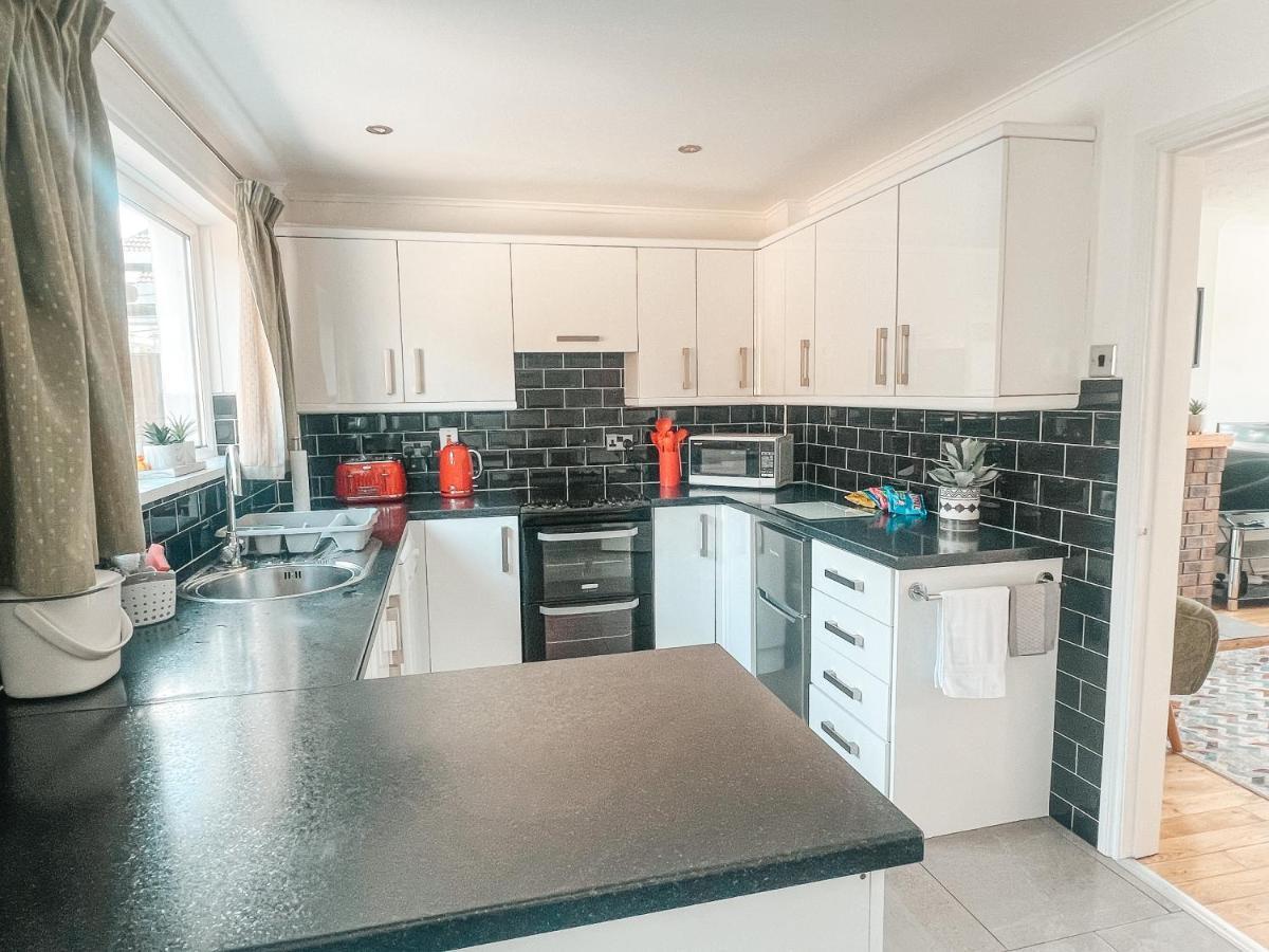 Staybynumbers - Spacious Three Bed House Royal Hillsborough Exterior photo
