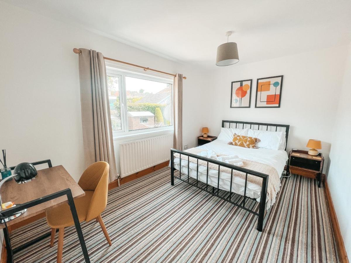 Staybynumbers - Spacious Three Bed House Royal Hillsborough Exterior photo