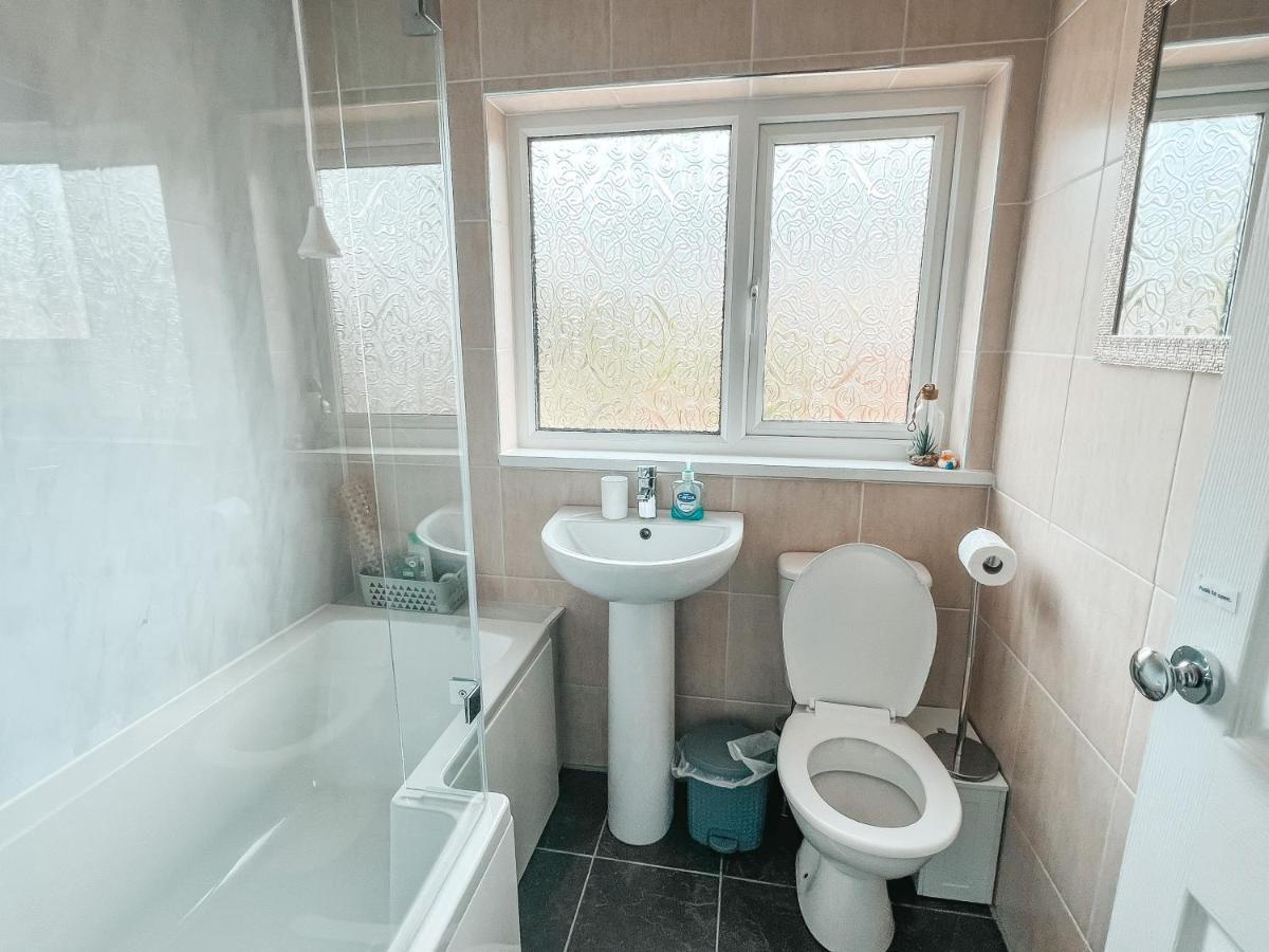 Staybynumbers - Spacious Three Bed House Royal Hillsborough Exterior photo