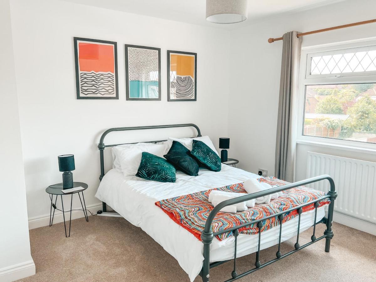 Staybynumbers - Spacious Three Bed House Royal Hillsborough Exterior photo
