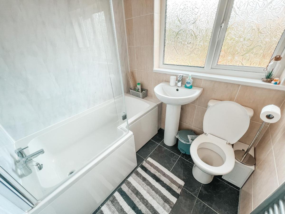 Staybynumbers - Spacious Three Bed House Royal Hillsborough Exterior photo